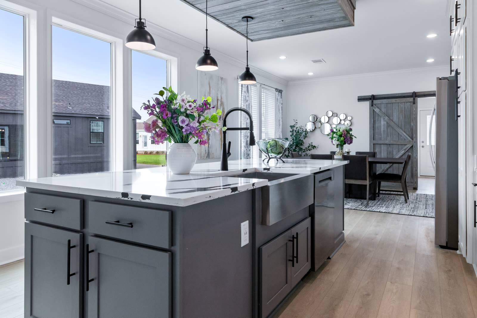 Kitchen island with a sink and pendant lights
